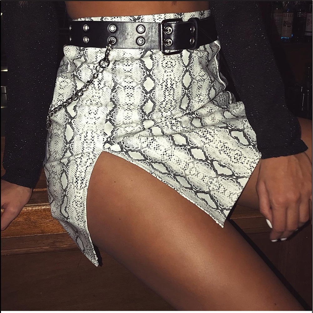 NWT  Princess Polly , snake skin skirt sz 6